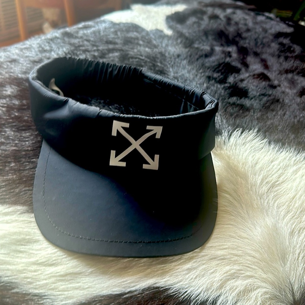 Off white visor; black (one size)